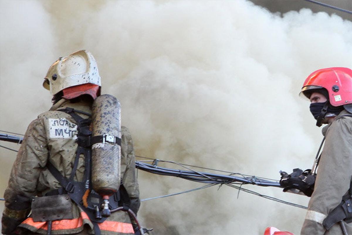 Во Владивостоке произошел пожар на складе на площади 150 квадратных метров