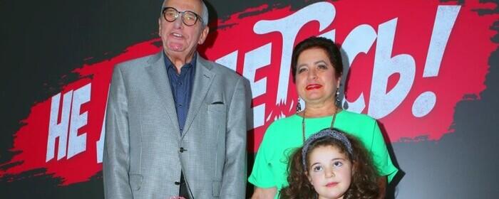 Эммануил Виторган появился с дочками и женой на премьере сериала «Не дождётесь»