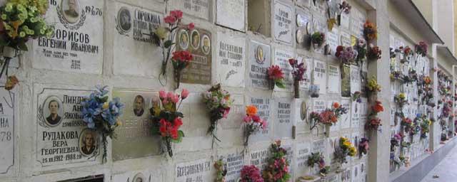 Вандалы вскрыли колумбарий на Ваганьковском кладбище