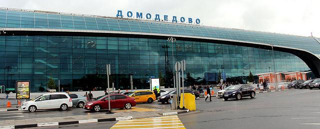 В результате разбоя автомобиль врезался в КПП в аэропорту Домодедово