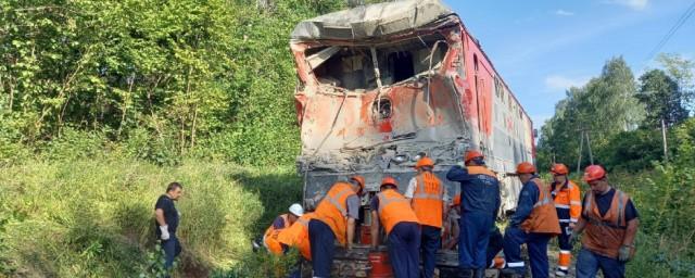 В Калужской области поезд Ейск-Москва столкнулся с цементовозом, есть погибший