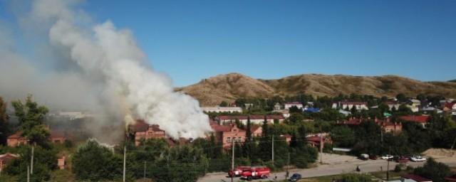 На Алтае возник пожар на старейшем ликеро-водочном заводе