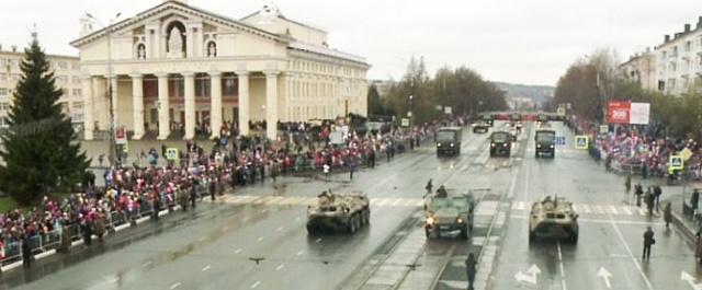 Ветераны на параде в Нижнем Тагиле пронесли копию Знамени Победы