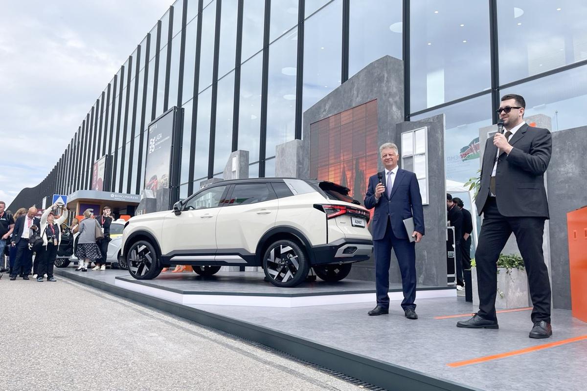 Внешний и внутренний вид кроссовера Lada Azimut сняли на официальные фото