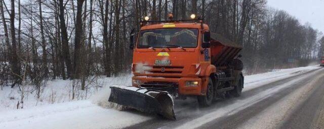 В Костроме начали убирать грязь и мусор на дорогах