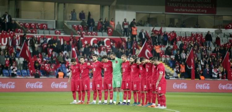 ФИФА рассмотрит нарушение минуты молчания на стадионе в Турции  