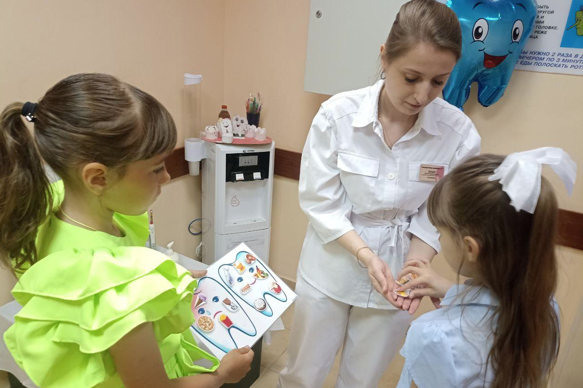 Больница в Пушкине традиционно в праздник научила детей чистить зубы