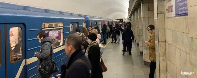 В Петербурге пассажиры возвращаются в метро
