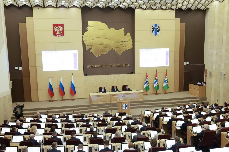 Спикер Заксобрания Новосибирской области Андрей Шимкив поздравил депутатов Олег Подойму и Александра Теплякова с присуждением государственных наград Президента РФ