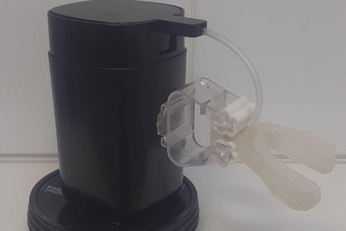 В КГМУ разработали щетку с фиксатором и дозатором для людей с ампутацией рук