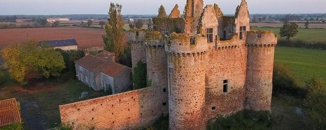 Во Франции долю в замке можно купить за €50