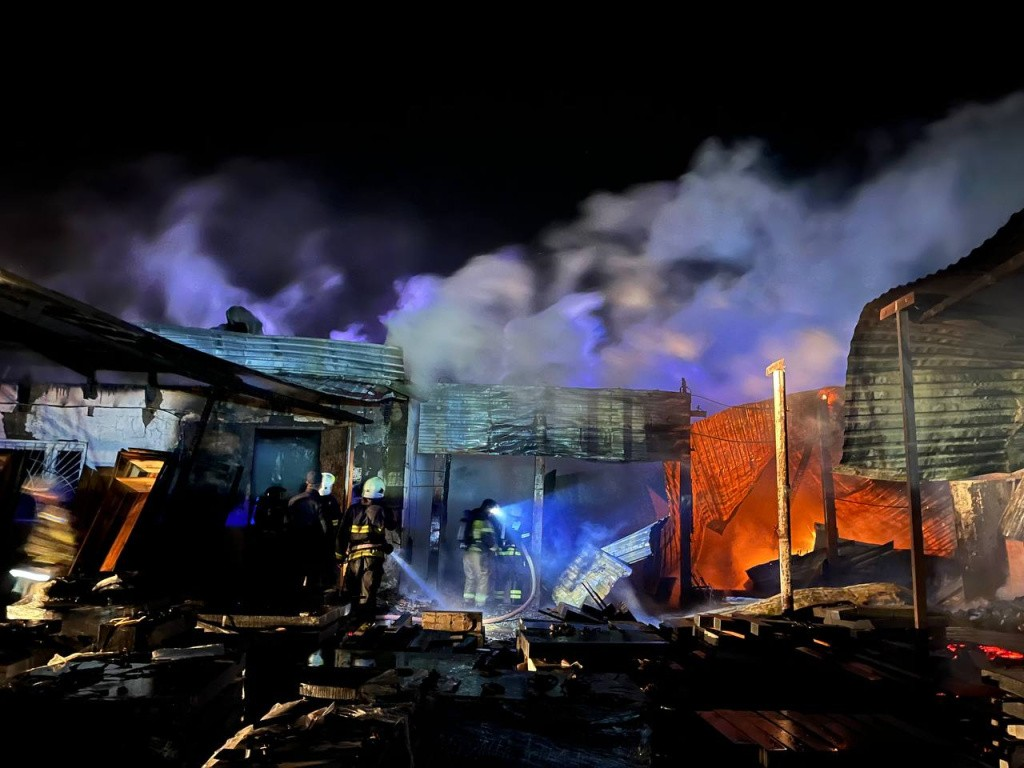 В Астрахани вечером 19 марта загорелись строительные цеха в Советском районе