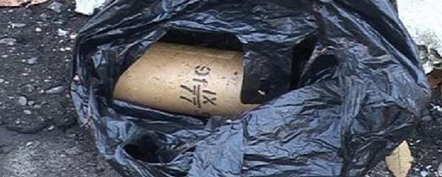 В Каменке-Днепровской во дворе заброшенного здания обнаружили спрятанную бомбу