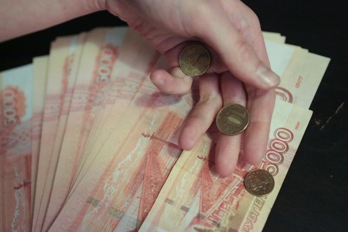 Почти половине петербуржцев не хватает дохода от основной работы