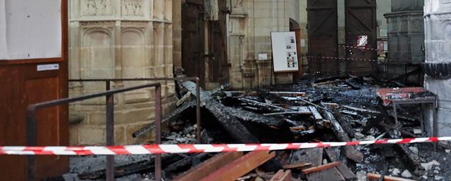 Подозреваемого в поджоге готического собора XV века в Нанте задержали