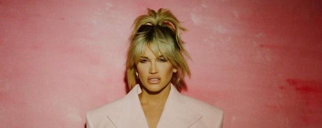 Певица Эшли Робертс оголила бюст на снимке с Амандой Холден