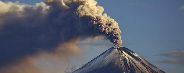 На Камчатке вулкан Ключевской выбросил пепел на 7,5 км