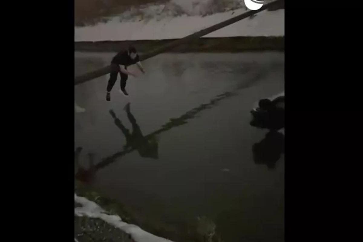 Спасение пассажиров упавшего в ледяную воду такси восхитило британцев