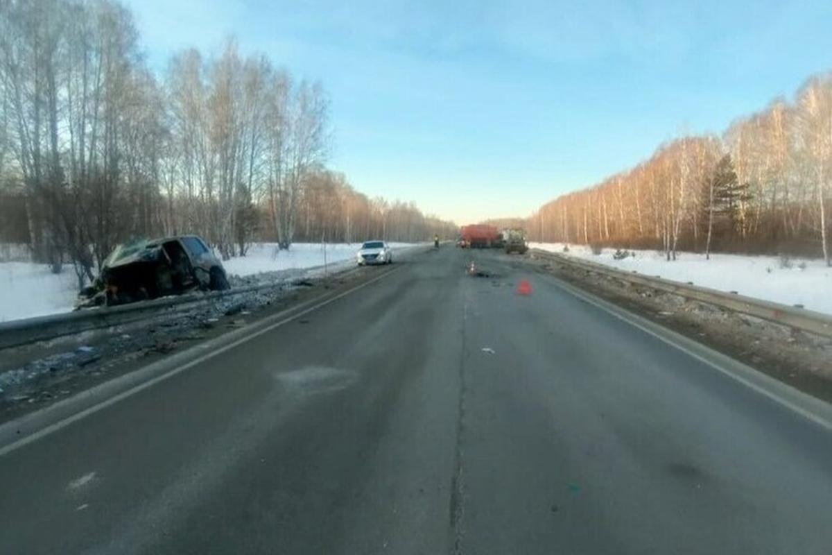 Под Новосибирском водитель внедорожника столкнулся с бензовозом и погиб
