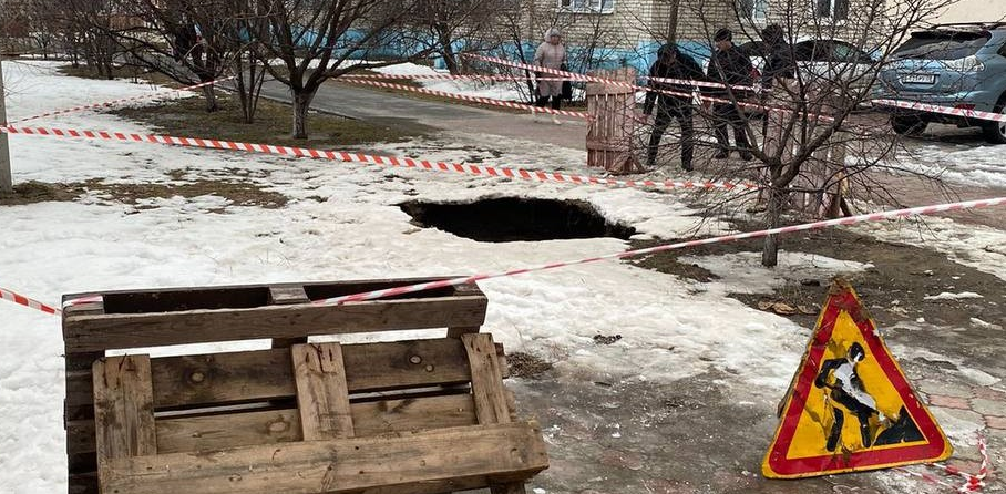 В Элисте около жилого многоквартирного дома обвалился грунт