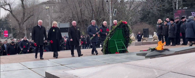 В Волгограде состоялась церемония возложения венков и цветов к Вечному огню