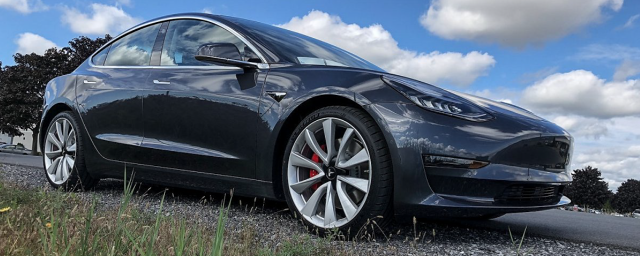 Tesla приостановила выпуск самого популярного электрокара Model 3