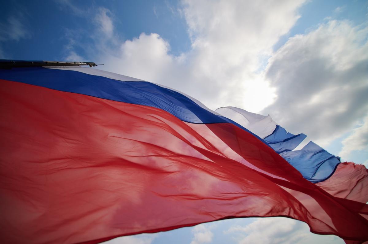 В Калужской области женщину осудили на полгода за плевок на флаг России