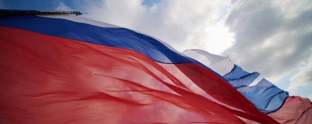В Калужской области женщину осудили на полгода за плевок на флаг России