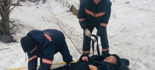 В Уфе спасатели помогли застрявшему в заснеженном поле мужчине