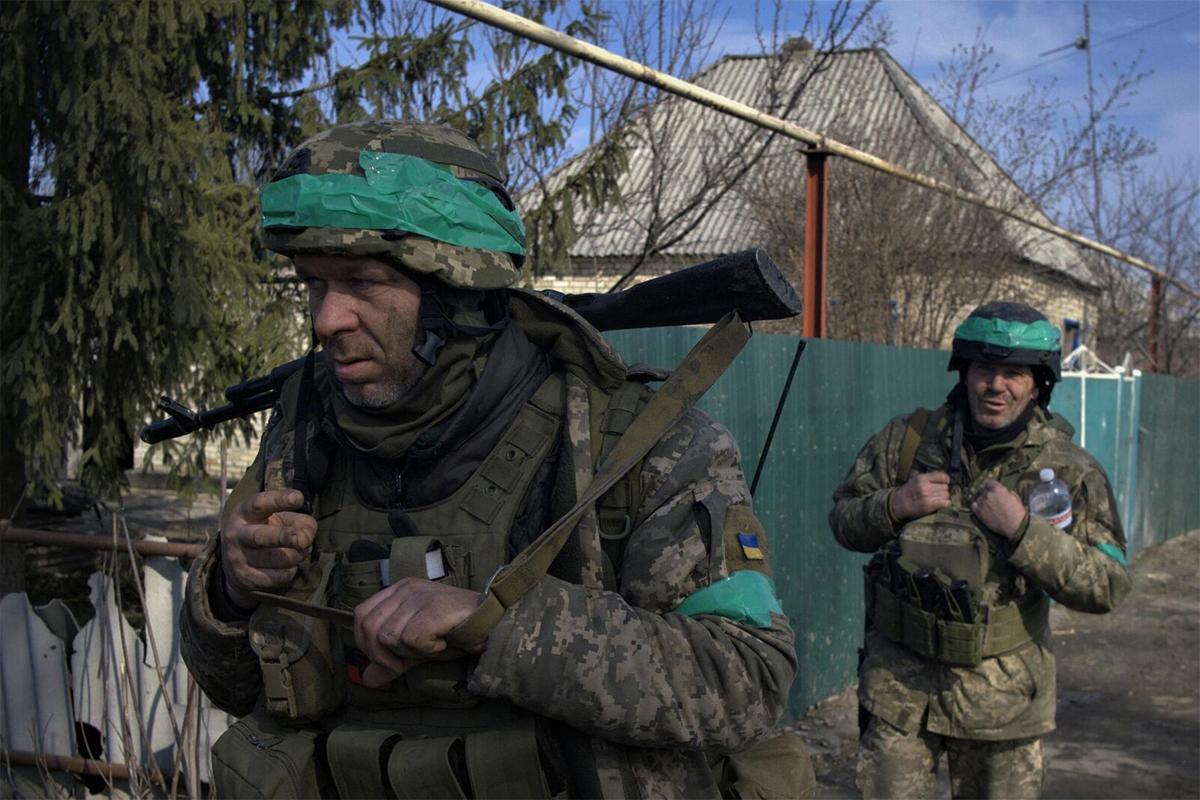 Под Запорожьем заметили группу солдат ВСУ с белым флагом