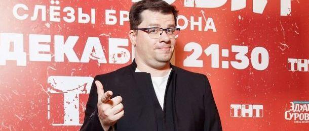 Видео: Гарик Харламов в честь своего юбилея стал ведущим в караоке-баре