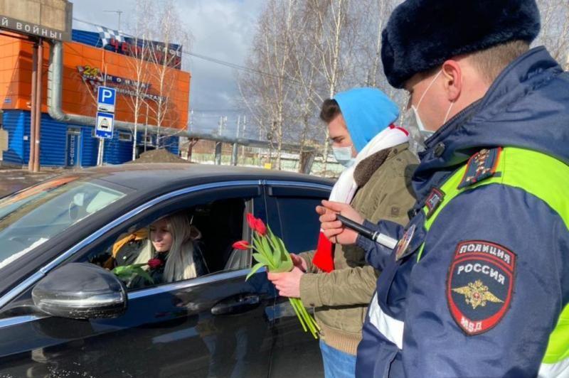 В Лобне сотрудники полиции провели акцию «Цветы для автоледи»