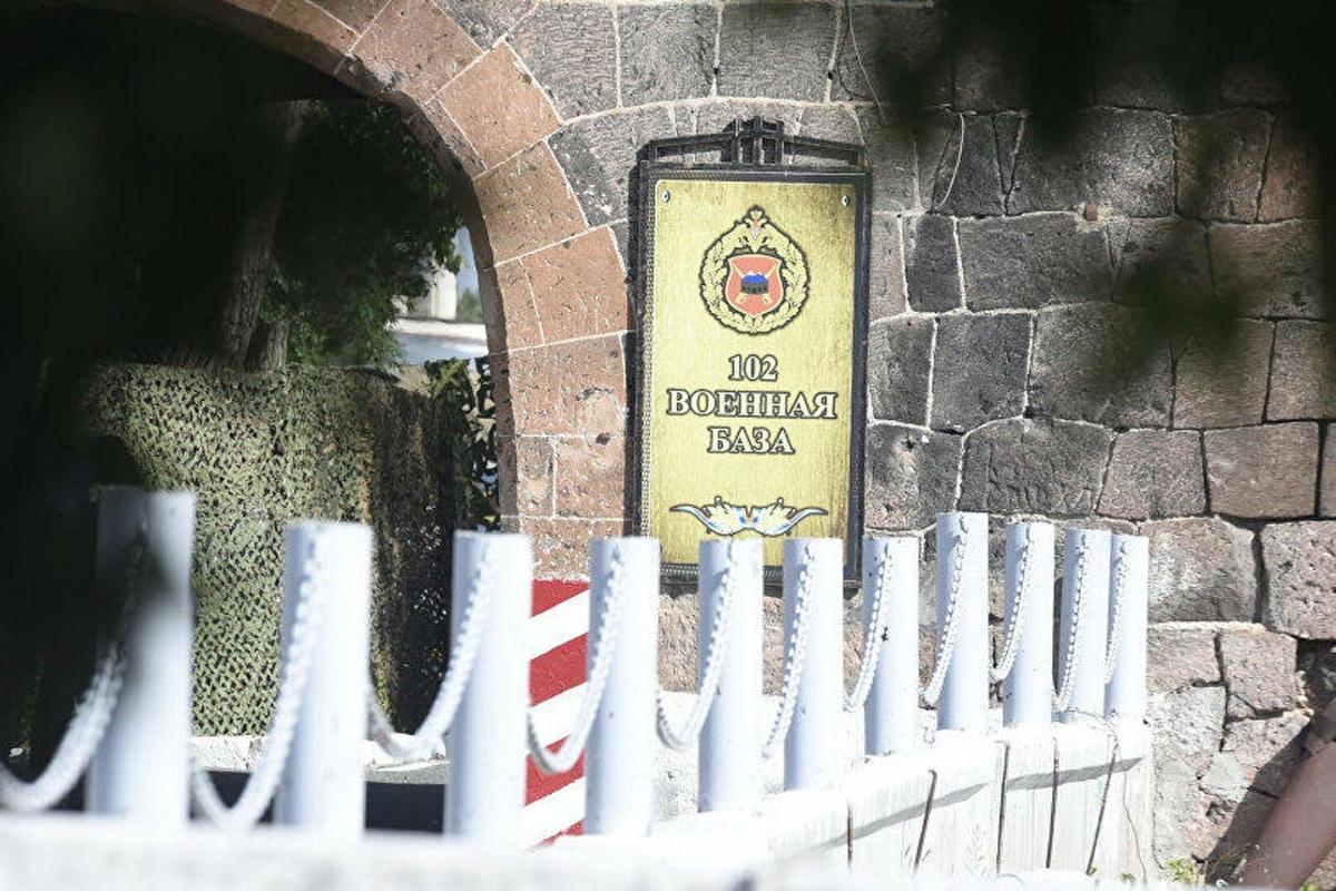 Абрамян заявил, что Ереван и Баку могли договориться о выводе российской базы из Гюмри