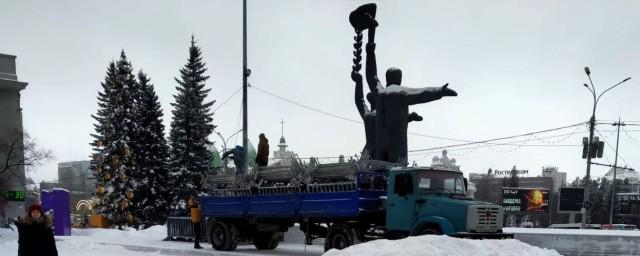 К центру Новосибирска доставили применяемые на митингах ограждения