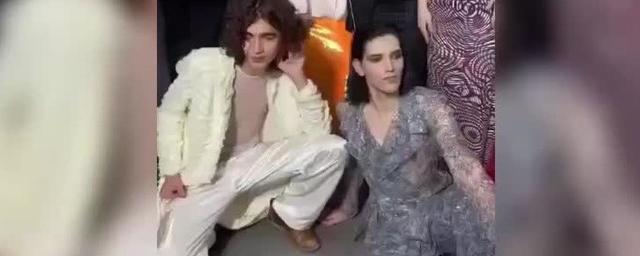 На открытии бутика в Махачкале появились накрашенные мужчины в эпатажной одежде