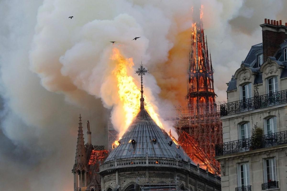 В столице Франции потушили пожар в соборе Парижской Богоматери