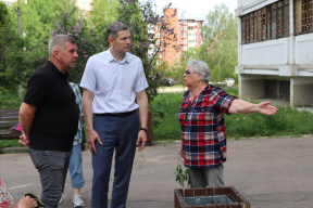 Алексей Воробьев оценил содержание территорий в Пущине и пообщался с жителями