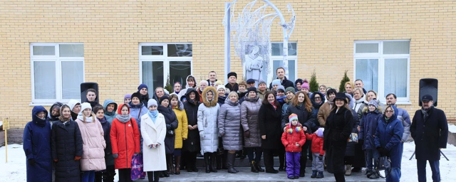 На территории Красногорского родильного дома открыли памятник Маме