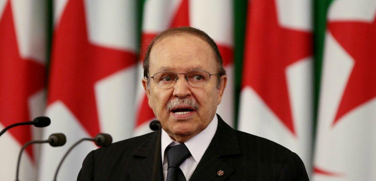 Жители Алжира празднуют отставку президента Бутефлики