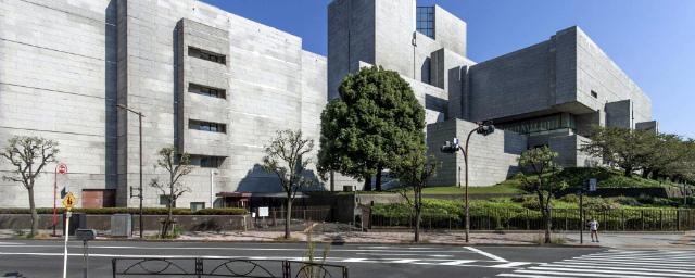В здании суда Токио мужчина с ножом набросился на женщину