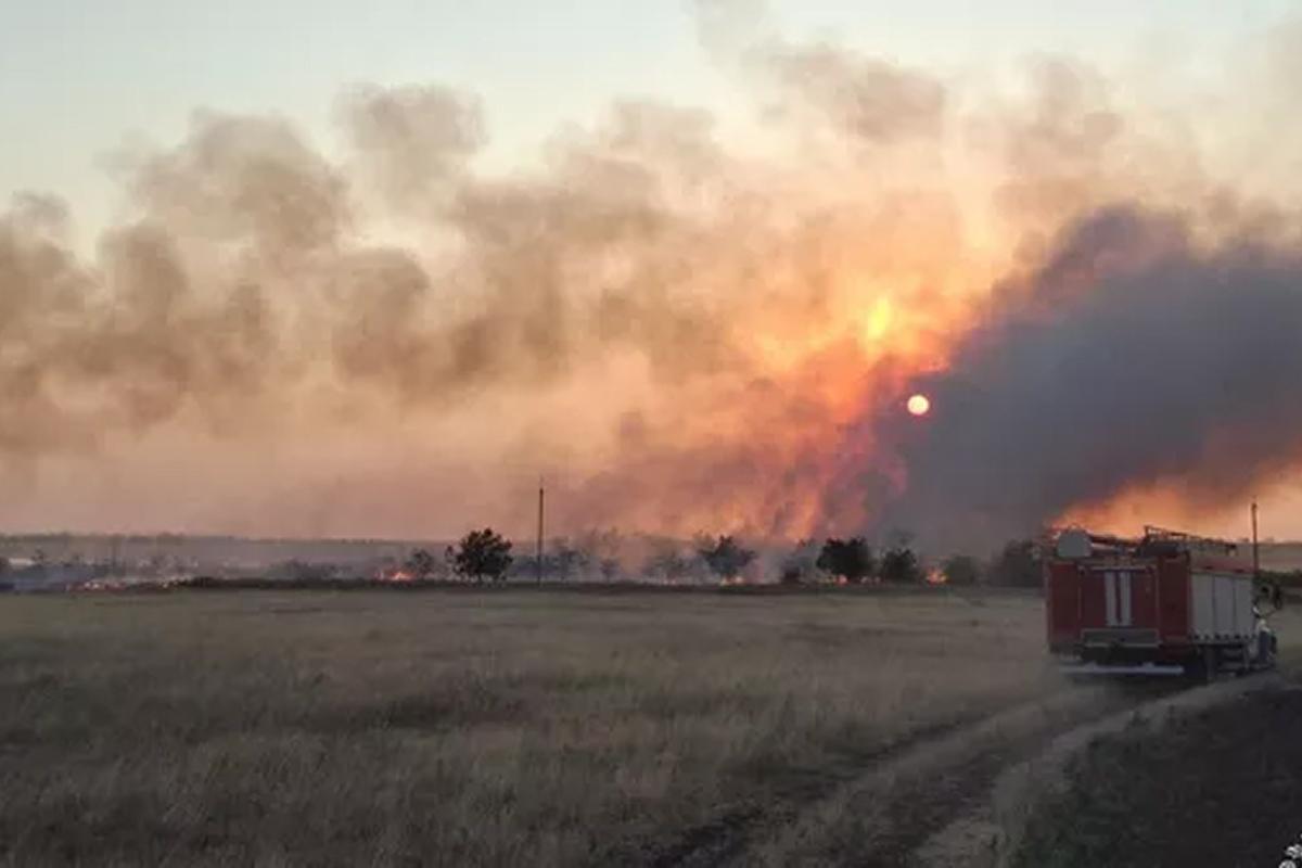 Огнеборцы часами боролись с огнем: в Крыму потушили три очага возгорания у села