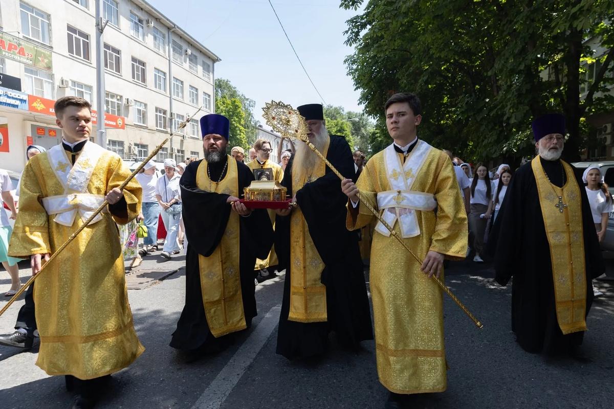 Тысячи верующих в Черкесске вышли на крестный ход с мощами святого Тихона