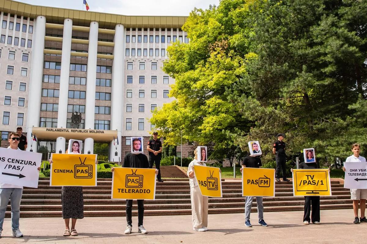 В Молдавии социалисты провели «флешмоб правды» у здания парламента