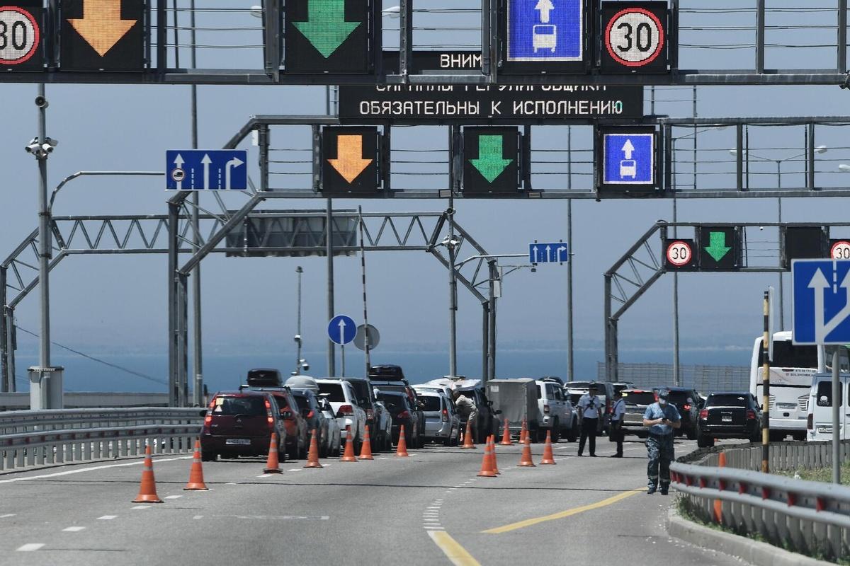 На въезде в Крым со стороны Тамани в пробке у моста стоит около 500 автомобилей