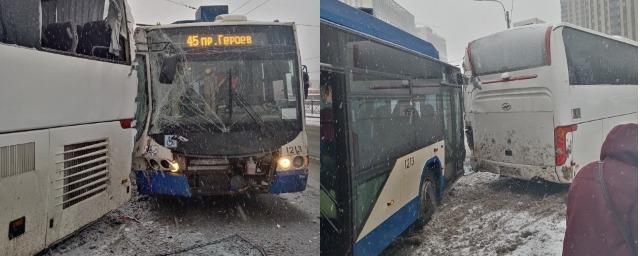 В тройном ДТП на Типанова в Петербурге пострадали восемь пассажиров троллейбуса