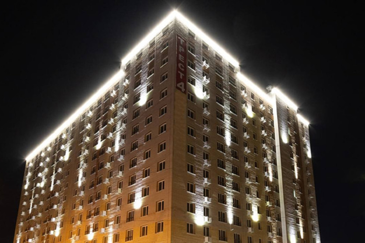 В Омске сдали многоквартирных дом с футбольной площадкой на крыше