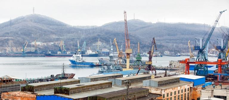 В Приморье на плавбазе найдены тела двух матросов