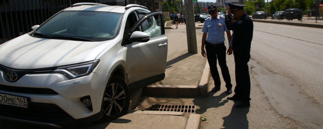 В Самаре внедорожник на тротуаре насмерть сбил женщину