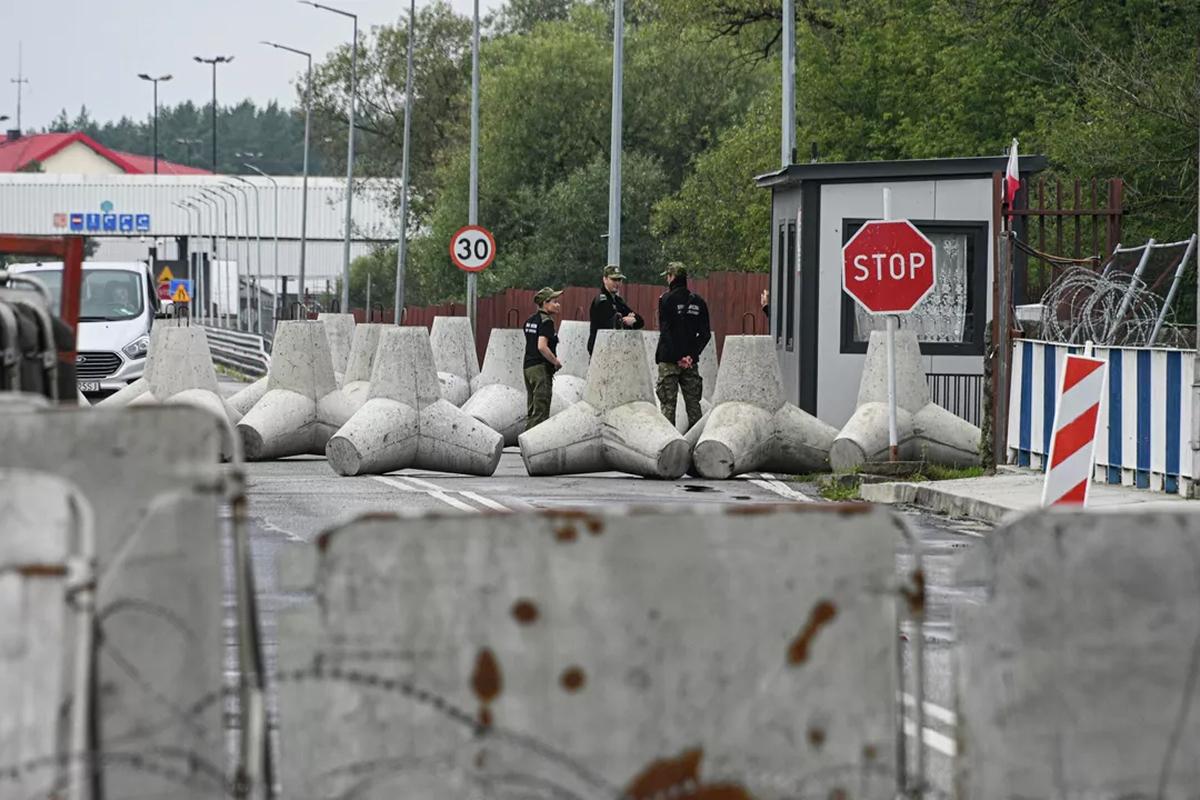 Очевидцы сообщили о суточных очередях и 1,5 тыс. машин на границе Польши и Белоруссии