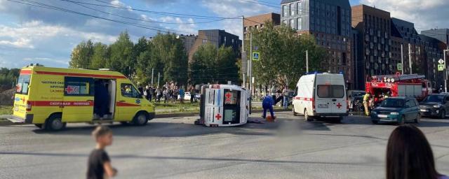 В Новосибирске машина скорой помощи перевернулась и врезалась в столб после ДТП